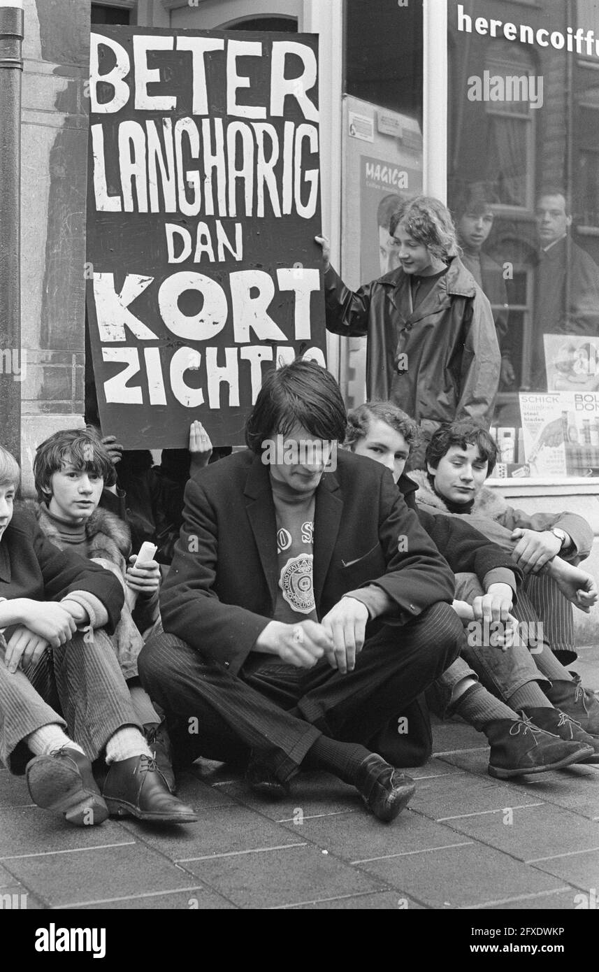 La Pro Long Hair Foundation ha tenuto uno sciopero sit-down al barbershop su J. Verhulststraat, 26 febbraio 1966, Barbershops, Strikes, I Paesi Bassi, foto agenzia stampa del XX secolo, notizie da ricordare, documentario, fotografia storica 1945-1990, storie visive, Storia umana del XX secolo, che cattura momenti nel tempo Foto Stock