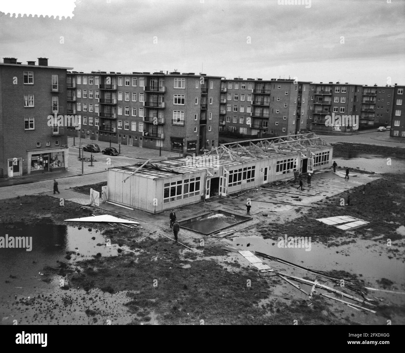 Danni alle tempeste ad Amsterdam, tetto soffiato fuori della scuola di emergenza, 4 dicembre 1960, tetti, scuole di emergenza, danni alle tempeste, I Paesi Bassi, foto agenzia stampa del XX secolo, notizie da ricordare, documentario, fotografia storica 1945-1990, storie visive, Storia umana del XX secolo, che cattura momenti nel tempo Foto Stock