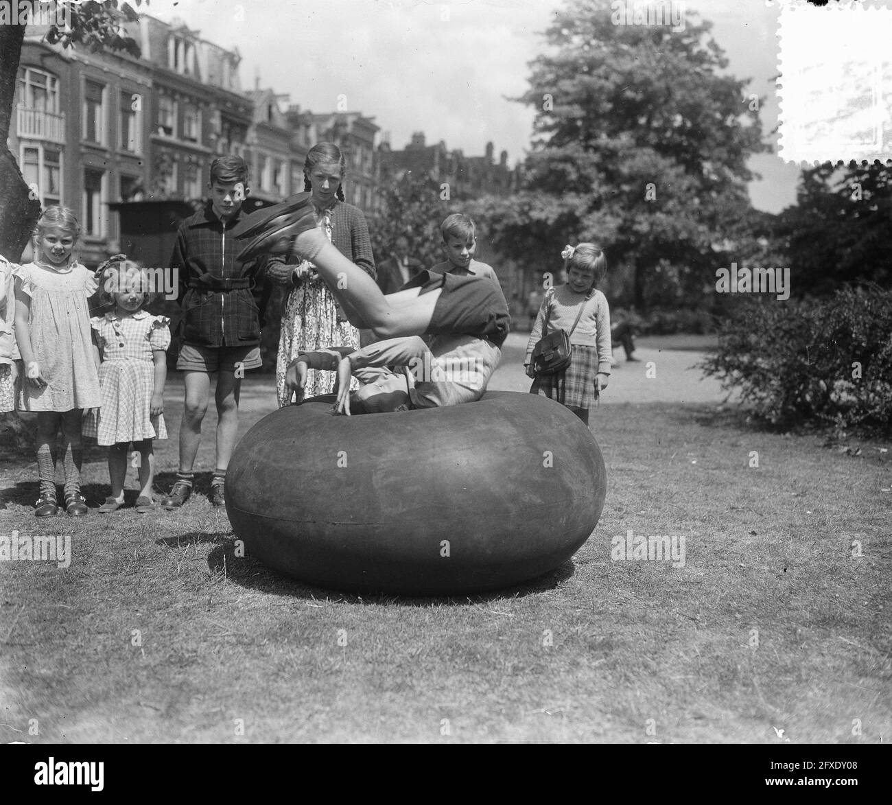 Street boy con auto o aereo tubo interno, 19 giugno 1952, Autos, Paesi Bassi, foto agenzia stampa del xx secolo, notizie da ricordare, documentario, fotografia storica 1945-1990, storie visive, Storia umana del XX secolo, che cattura momenti nel tempo Foto Stock