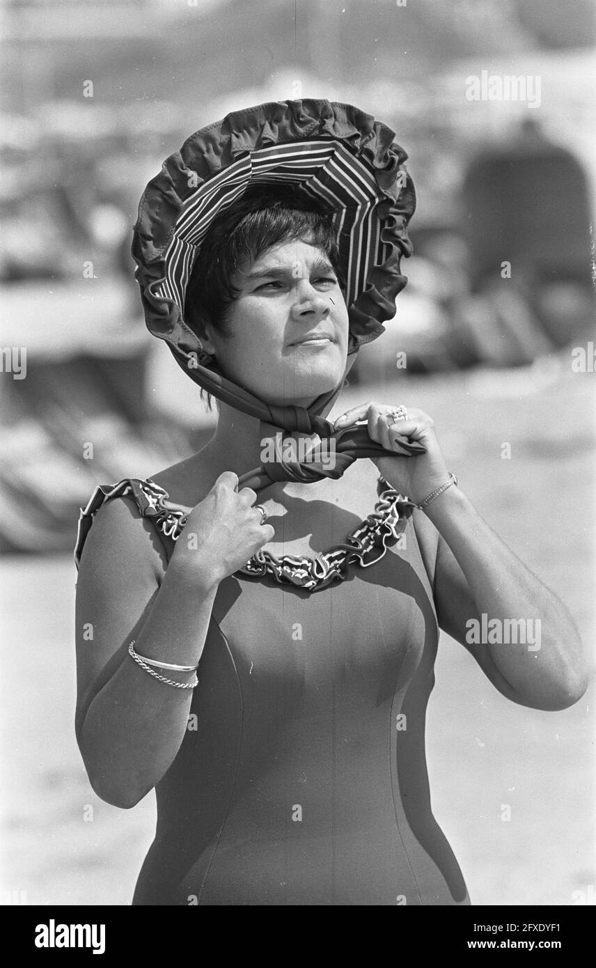 Beach fashion 1964, costume da bagno dei primi del '900 presso la spiaggia di Zandvoort, 26 giugno 1964, Strandmode, Paesi Bassi, foto agenzia stampa del xx secolo, notizie da ricordare, documentario, fotografia storica 1945-1990, storie visive, Storia umana del XX secolo, che cattura momenti nel tempo Foto Stock