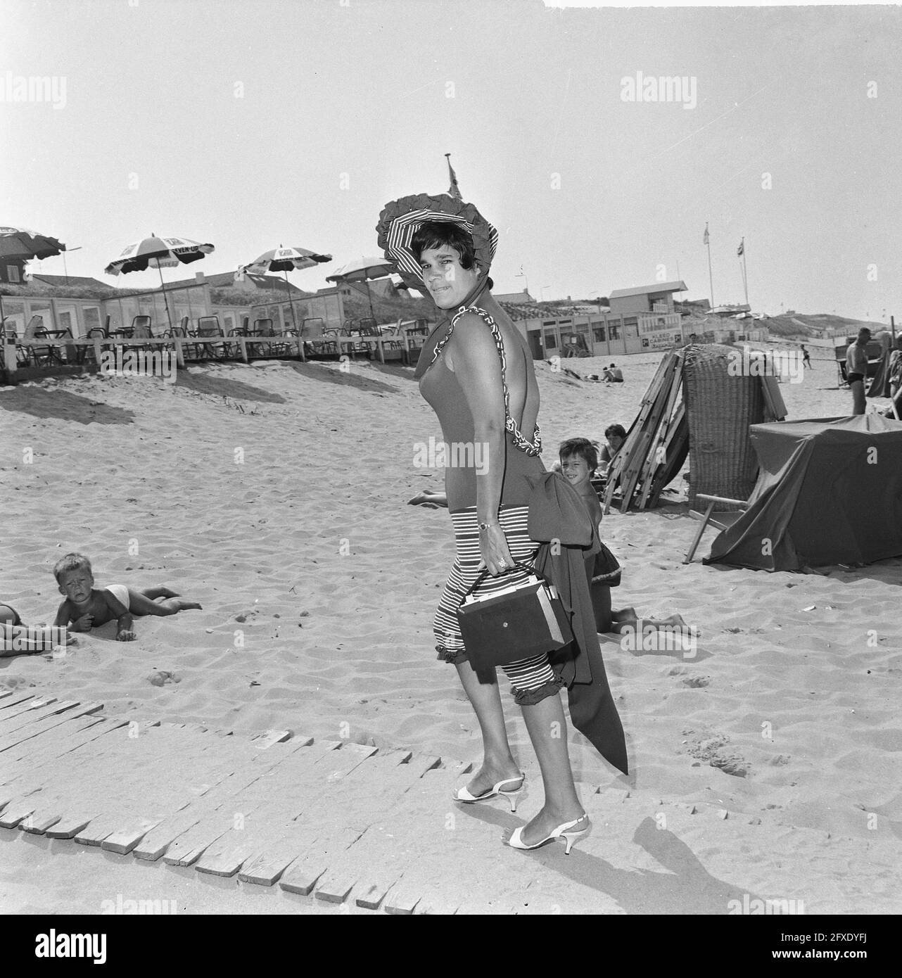 Beachwear 1964, costume da bagno dei primi anni del '900 (retro), 26 giugno 1964, Beachwear, Paesi Bassi, foto agenzia stampa del xx secolo, notizie da ricordare, documentario, fotografia storica 1945-1990, storie visive, Storia umana del XX secolo, che cattura momenti nel tempo Foto Stock