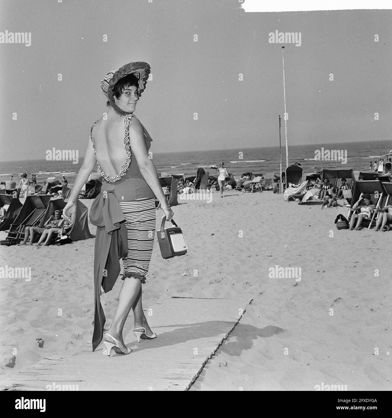 Beach Fashion 1964, costume da bagno dei primi anni del '900 (indietro), 26 giugno 1964, Beach Fashion, Paesi Bassi, foto agenzia stampa del xx secolo, notizie da ricordare, documentario, fotografia storica 1945-1990, storie visive, Storia umana del XX secolo, che cattura momenti nel tempo Foto Stock