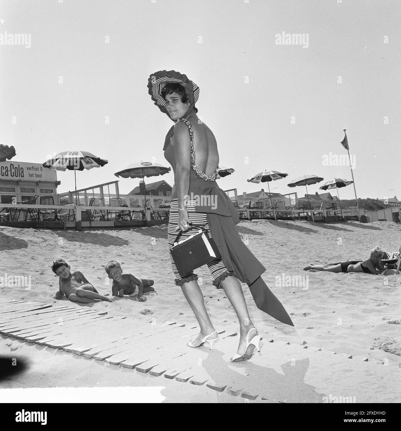 Beachwear 1964, costume da bagno dei primi anni del '900 (retro), 26 giugno 1964, Beachwear, Paesi Bassi, foto agenzia stampa del xx secolo, notizie da ricordare, documentario, fotografia storica 1945-1990, storie visive, Storia umana del XX secolo, che cattura momenti nel tempo Foto Stock