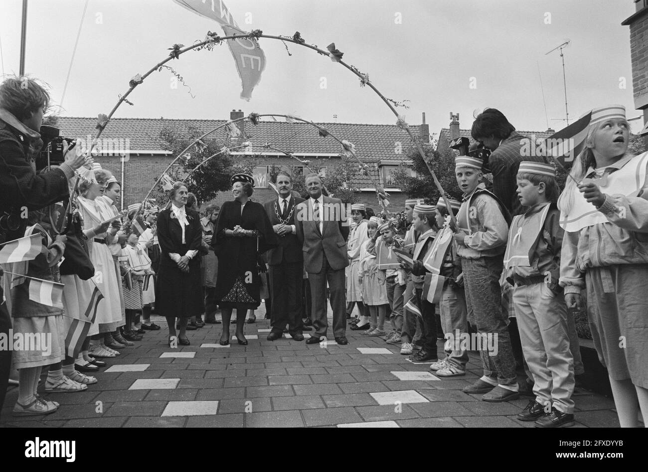 Visita regionale di sua Maestà la Regina a Nord Brabante, sua Maestà cammina lungo la guardia d'onore dei bambini, 27 agosto 1986, Bambini, guardia d'onore, queens, Paesi Bassi, foto agenzia stampa del XX secolo, notizie da ricordare, documentario, fotografia storica 1945-1990, storie visive, Storia umana del XX secolo, che cattura momenti nel tempo Foto Stock