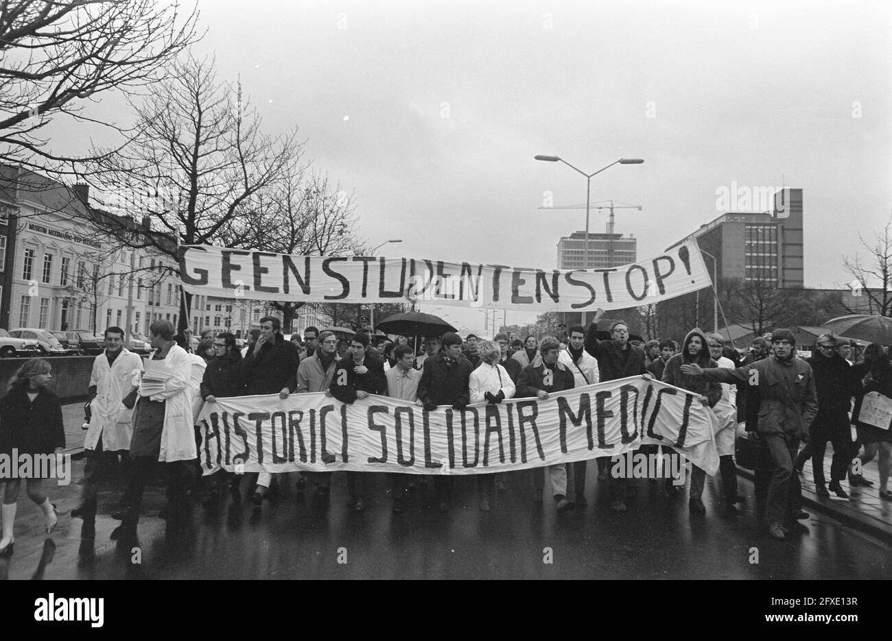 Gli studenti manifestano contro Numerus Fixus con striscioni sulla strada per il Binnenhof all'Aia, 6 novembre 1968, DIMOSTRAZIONI, SPANDOEKEN, STUDENTI, I Paesi Bassi, foto agenzia stampa del XX secolo, notizie da ricordare, documentario, fotografia storica 1945-1990, storie visive, Storia umana del XX secolo, che cattura momenti nel tempo Foto Stock