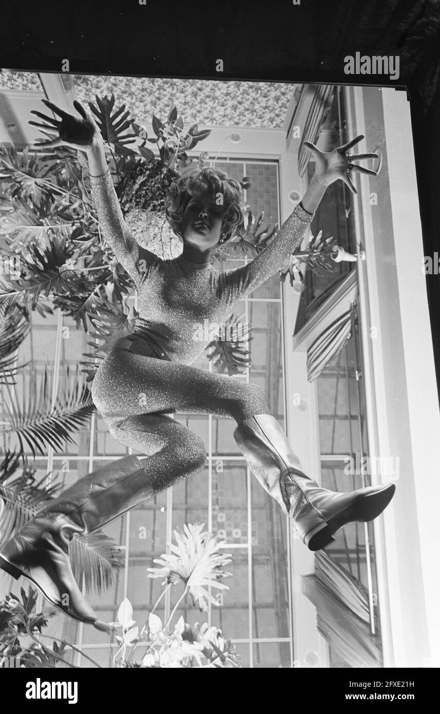 Fotografia di livello secondario di Hans Dukkkers, il modello fotografato attraverso la lastra di vetro, 12 dicembre 1967, modelli, Paesi Bassi, foto agenzia stampa del xx secolo, notizie da ricordare, documentario, fotografia storica 1945-1990, storie visive, Storia umana del XX secolo, che cattura momenti nel tempo Foto Stock