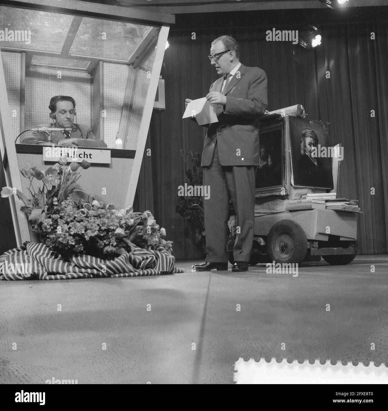 La televisione suona voi prende qualcosa da esso, 11 aprile 1959, i Paesi Bassi, foto dell'agenzia di stampa del ventesimo secolo, notizie da ricordare, documentario, fotografia storica 1945-1990, storie visive, Storia umana del XX secolo, che cattura momenti nel tempo Foto Stock