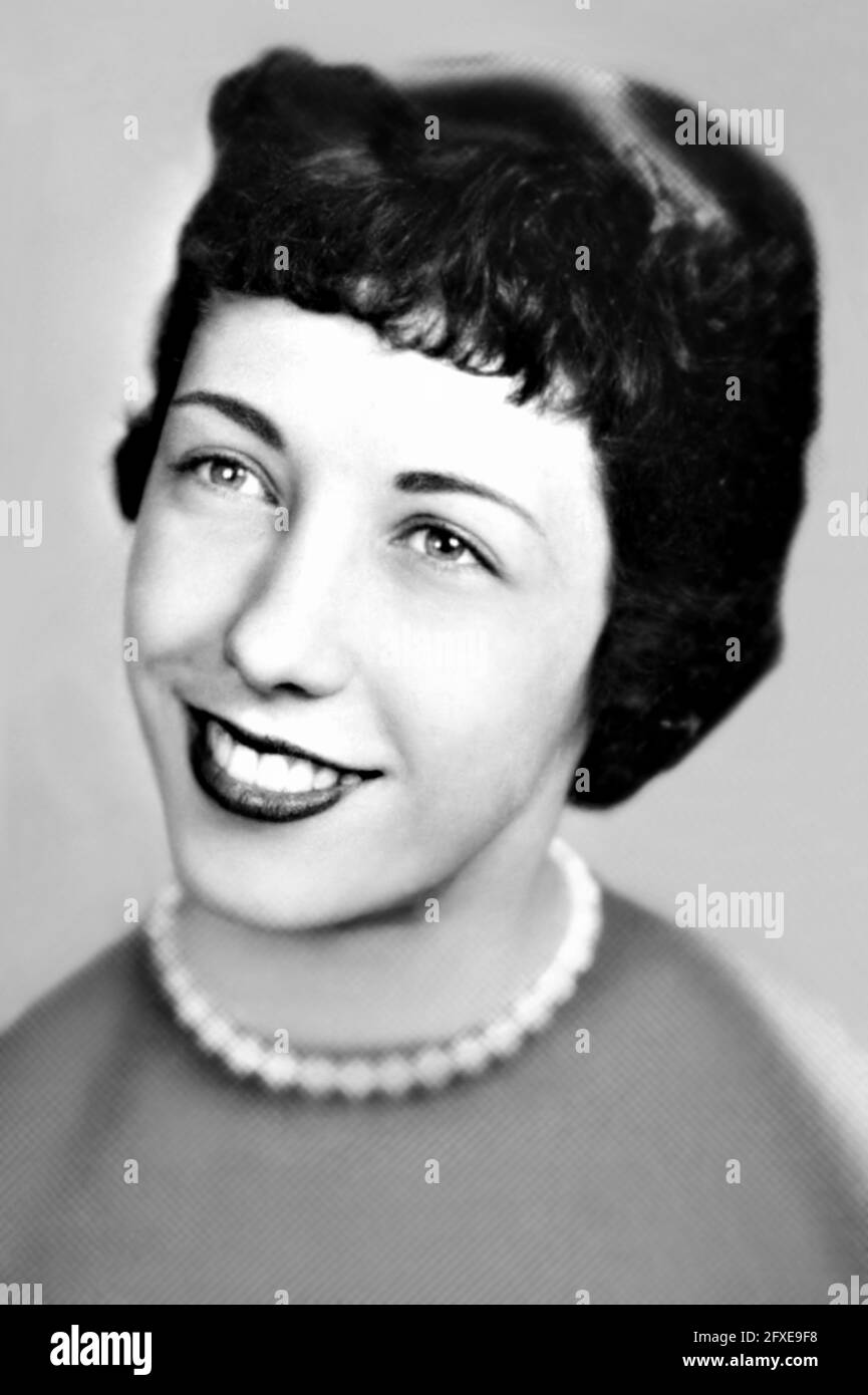 1956 c.. , USA : la celebrata attrice americana LILY TOMLIN ( nata a Detroit, 1939 ) quando era giovane , di 17 anni, a scuola in annuario . Il 31 dicembre 2013, Tomlin e lo scritto Jane Wagner si sposarono a Los Angeles dopo 42 anni insieme. Fotografo sconosciuto .- STORIA - FOTO STORICHE - ATTORE - FILM - CINEMA - personalità da giovani - personalità quando era giovane - ATTRICE - sorriso - sorriso - GAY - LGBT - omosessuale - omosessualità - omosessuale - omosessualità - annuario scolastico --- ARCHIVIO GBB Foto Stock