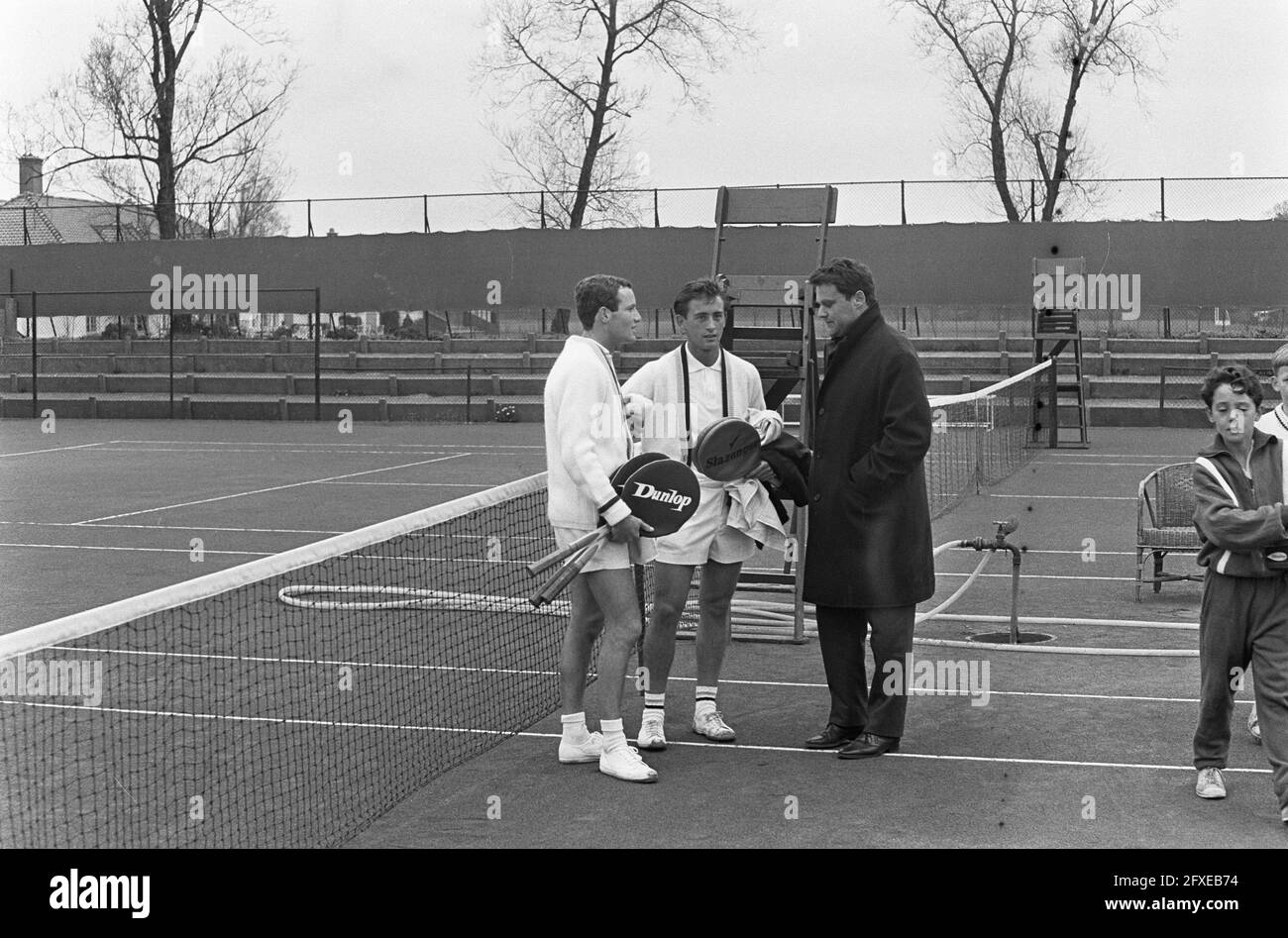 Tennis, Coppa Davis squadre Olanda e Rhodesie nel parco di tennis Klein Zwitserland in l'Aia, Tom Okker Dowdeswell, 25 aprile 1965, TENNIS, Campi da tennis, Paesi Bassi, foto agenzia stampa del XX secolo, notizie da ricordare, documentario, fotografia storica 1945-1990, storie visive, Storia umana del XX secolo, che cattura momenti nel tempo Foto Stock