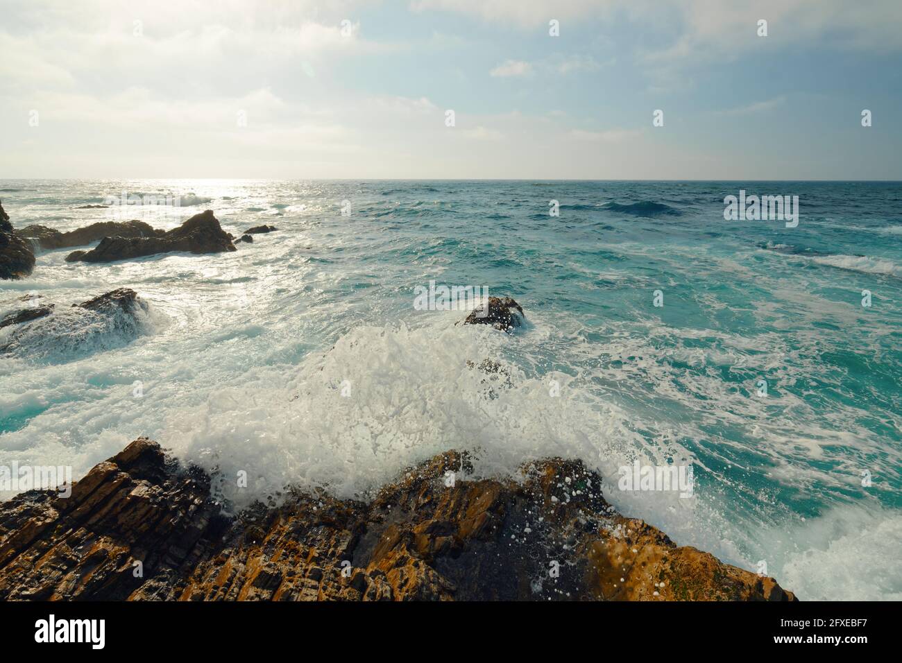 Oceano Pacifico in un giorno coperto. Scogliere rocciose e sfondo cielo nuvoloso. Montana de Oro state Park, costa californiana Foto Stock