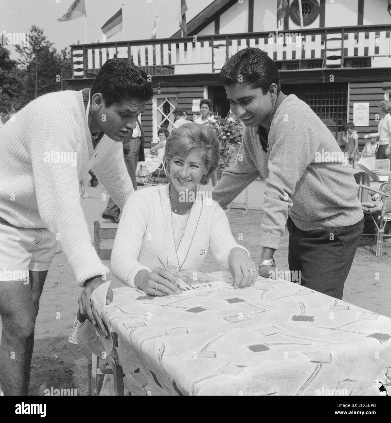 Campionati di tennis di Hilversum, Krishnan (l) Valerie Forbes e Akhtar Ali, 25 luglio 1962, campionati di tennis, Paesi Bassi, foto agenzia stampa del xx secolo, notizie da ricordare, documentario, fotografia storica 1945-1990, storie visive, Storia umana del XX secolo, che cattura momenti nel tempo Foto Stock