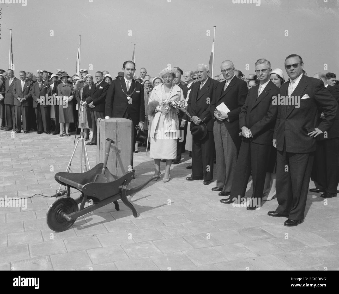 Re Juliana si trova a Rozenburg per visitare le opere di dragaggio di Europoort. Guarda una carriola, 13 settembre 1958, regine, carriole, I Paesi Bassi, foto agenzia stampa del XX secolo, notizie da ricordare, documentario, fotografia storica 1945-1990, storie visive, Storia umana del XX secolo, che cattura momenti nel tempo Foto Stock