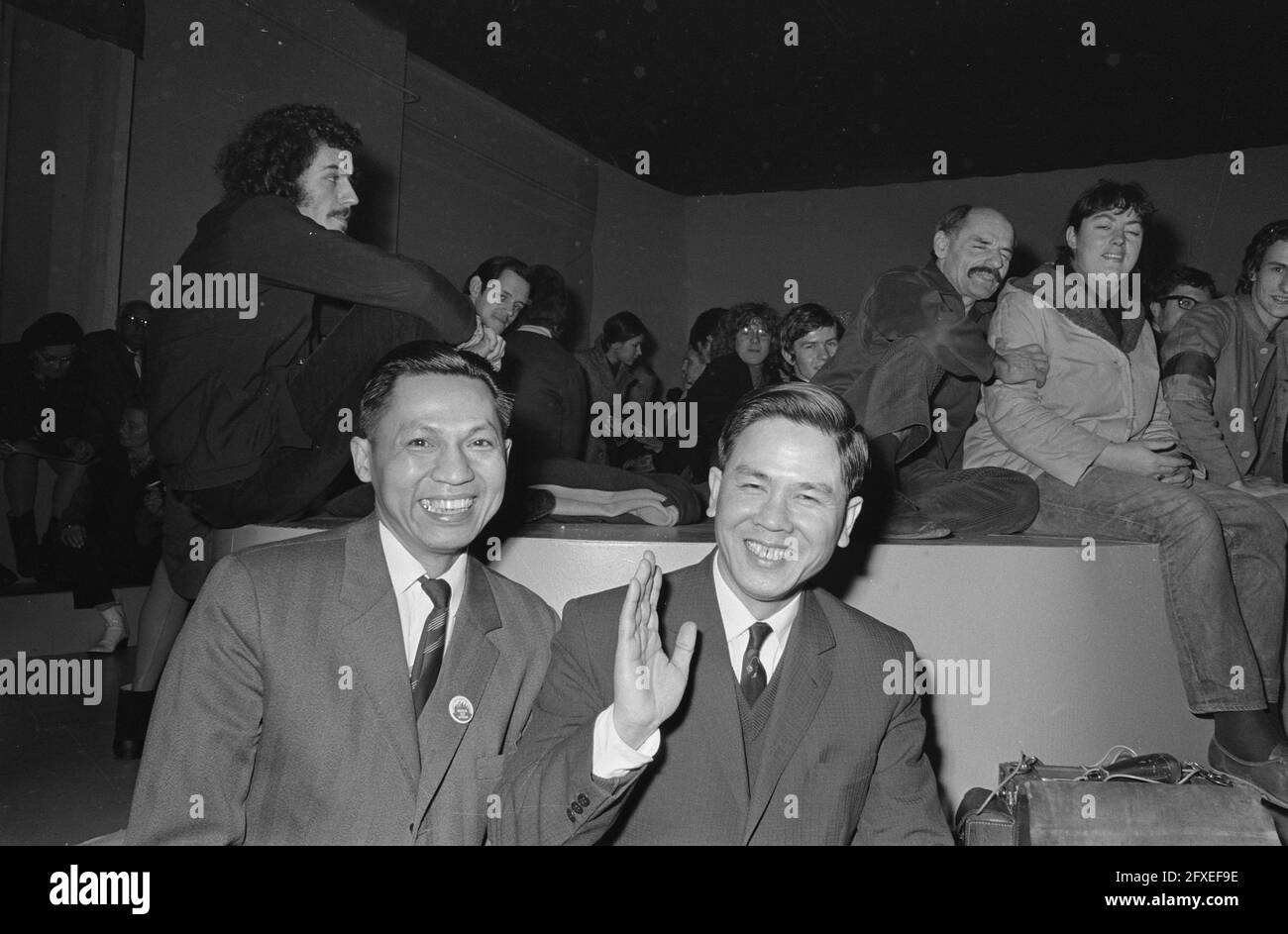Mostra sulla guerra in Vietnam a Kosmos, Amsterdam. Due membri del fronte di Liberazione del Vietnam del Sud, sinistra le Van Loc e Hoang Huy, 7 febbraio 1970, aperture, mostre, I Paesi Bassi, foto agenzia stampa del XX secolo, notizie da ricordare, documentario, fotografia storica 1945-1990, storie visive, Storia umana del XX secolo, che cattura momenti nel tempo Foto Stock