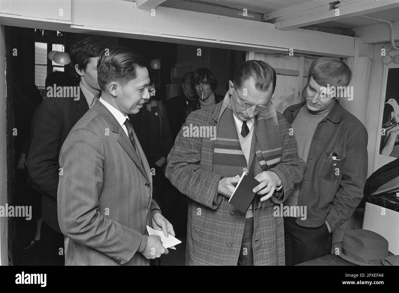 Mostra sulla guerra in Vietnam a Kosmos, Amsterdam. Due membri del fronte di Liberazione del Vietnam del Sud. Foreign Police, 7 febbraio 1970, Mostre, Paesi Bassi, foto agenzia stampa del xx secolo, notizie da ricordare, documentario, fotografia storica 1945-1990, storie visive, Storia umana del XX secolo, che cattura momenti nel tempo Foto Stock