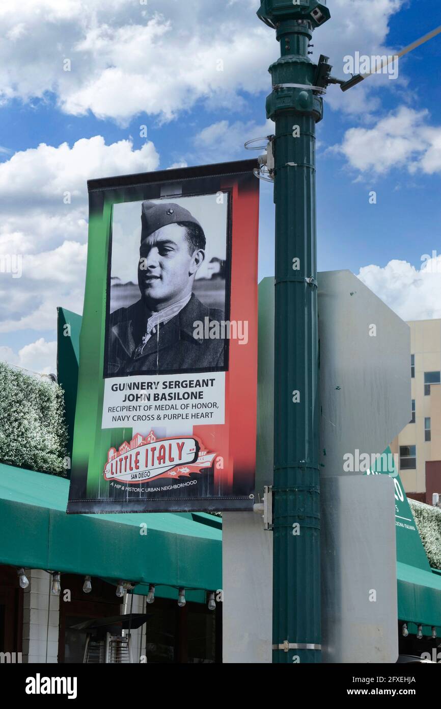 Bandiere tribute volano da lampioni su India Street, il cuore del quartiere Little Italy a San Diego, California Foto Stock