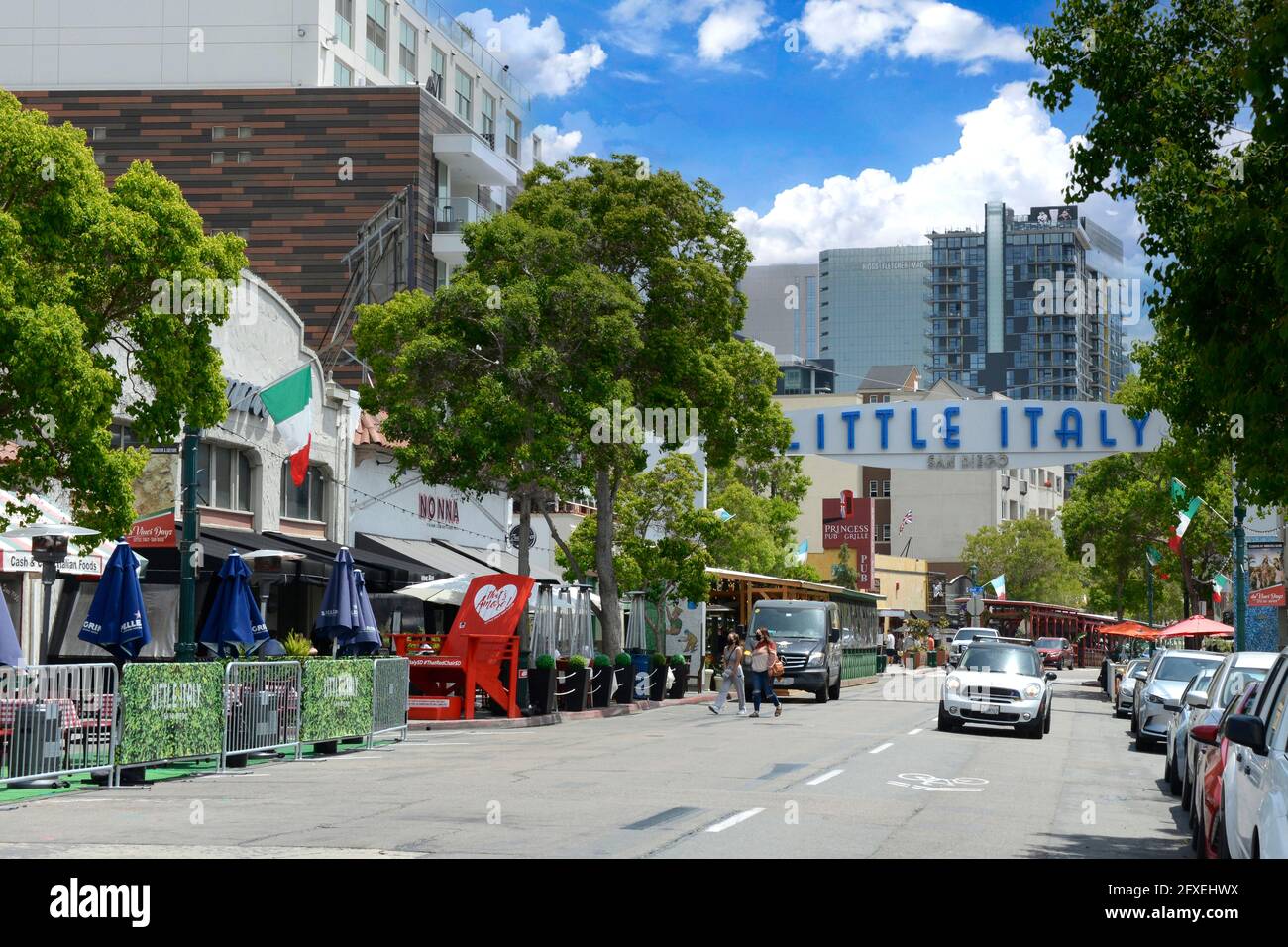 Little Italy banner sopra India Street, il cuore del quartiere Little Italy di San Diego, California Foto Stock