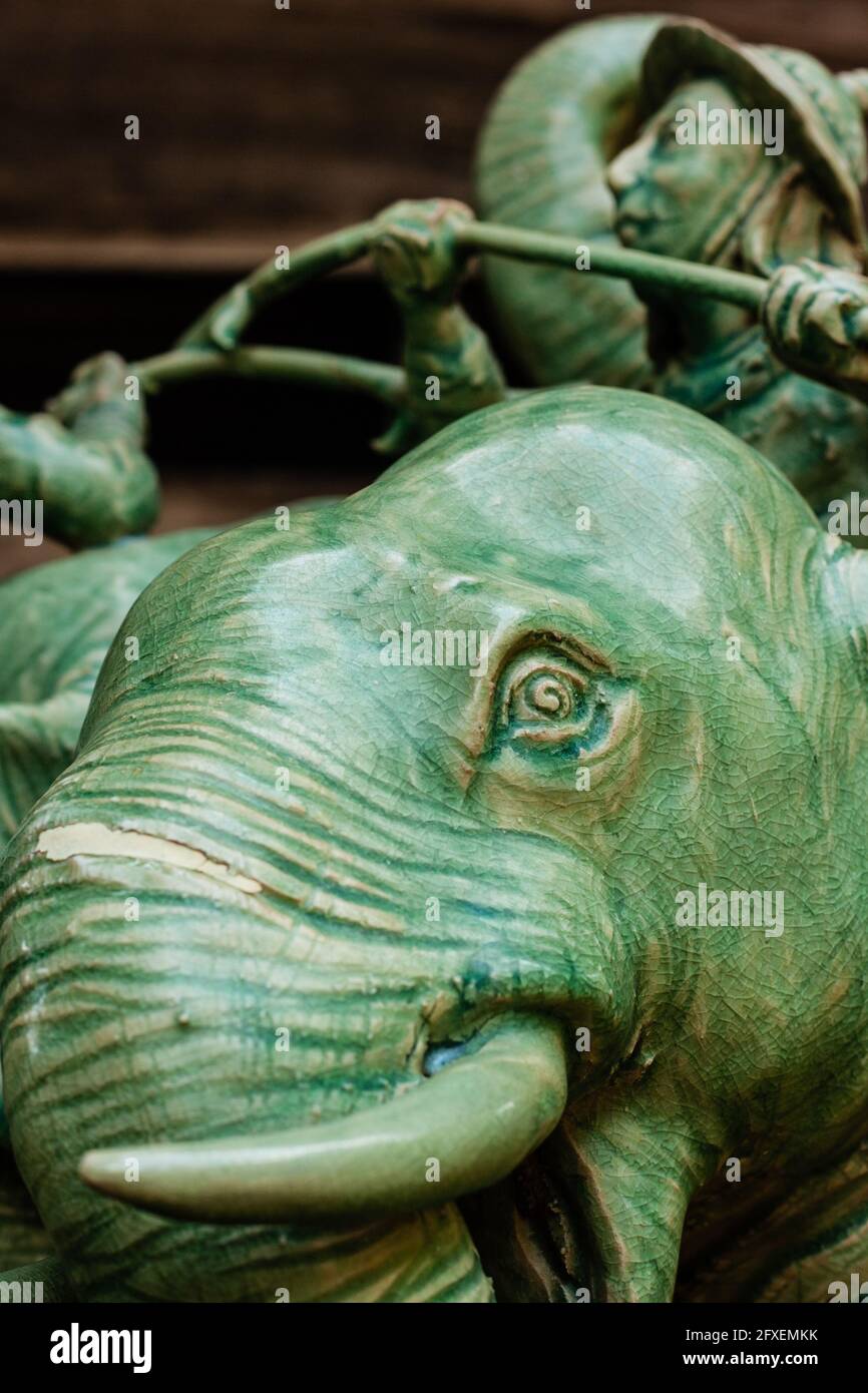 Guerra elefante carica in battaglia, stute ceramica, fuoco su elefante Foto Stock