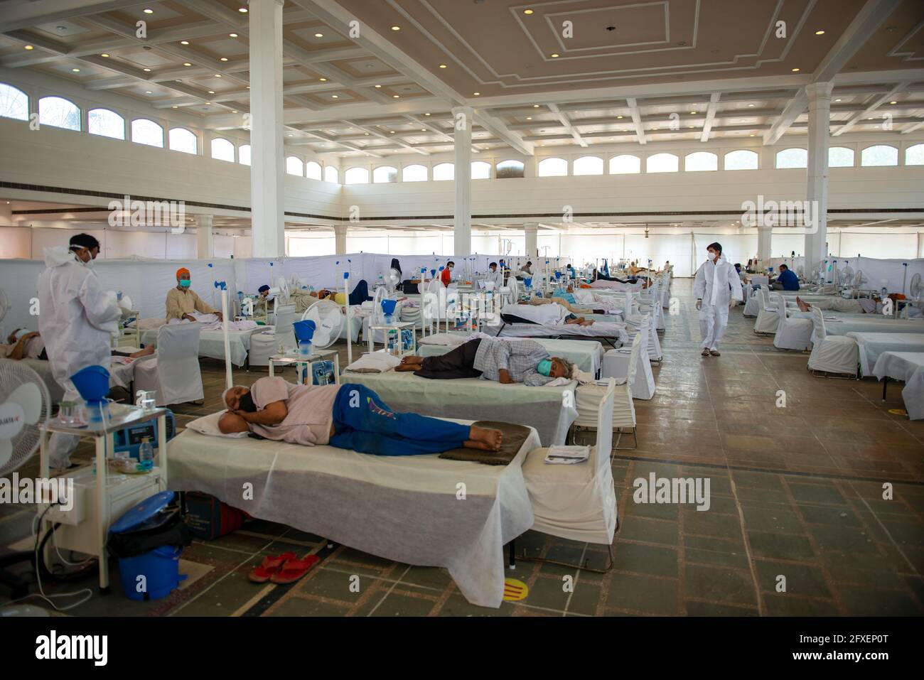 Nuova Delhi, India. 26 Maggio 2021. Pazienti che assumono benefici per la salute in Sri Guru Tegh Bahadar Covid-19 Medical Isolation & Treatment Center, a Gurdwara Rakab Ganj Sahib. Delhi Sikh Gurdwara Management Committee Run covid-19 centro di cura con l'aiuto di Organizzazione Internazionale per i diritti umani e il Governo di Delhi. Il 26 maggio 2021 24, 95,591 casi attivi registrati in India secondo il sito web del Ministero della Salute. (Foto di Pradeep Gaur/SOPA Images/Sipa USA) Credit: Sipa USA/Alamy Live News Foto Stock