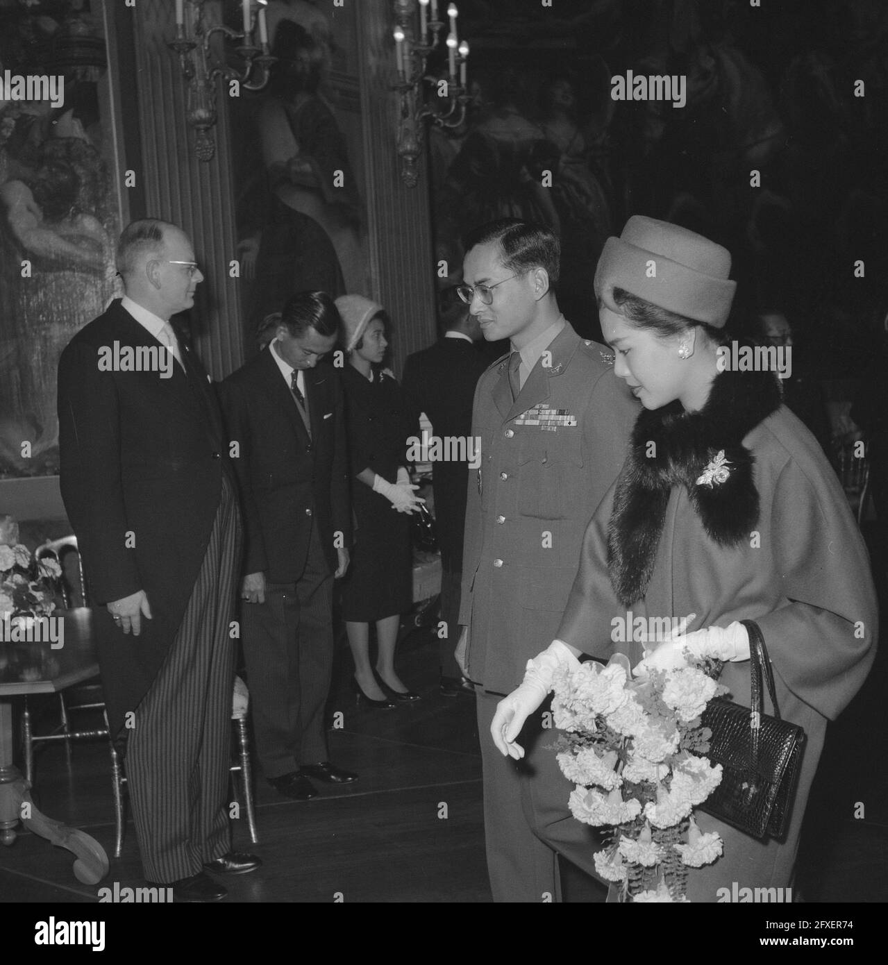 La coppia reale di Thailands riceve bordo del NIBEG a Palace Huis ten Bosch, 27 ottobre 1960, ricevute, coppie reali, I Paesi Bassi, foto agenzia stampa del XX secolo, notizie da ricordare, documentario, fotografia storica 1945-1990, storie visive, Storia umana del XX secolo, che cattura momenti nel tempo Foto Stock