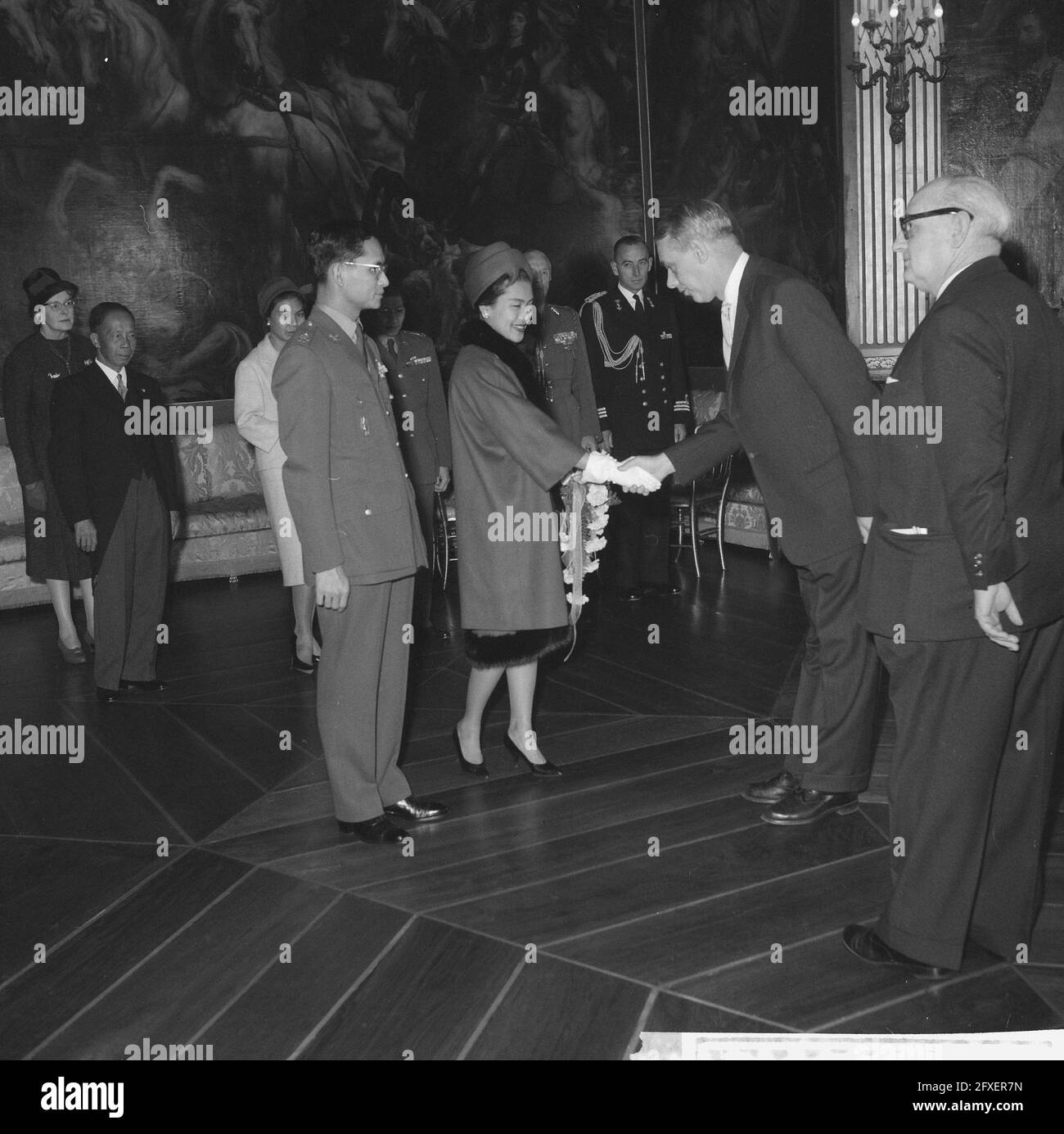 La coppia reale di Thailands riceve il consiglio di amministrazione di NIBEG al palazzo Huis ten Bosch, 27 ottobre 1960, ricevute, coppie reali, Paesi Bassi, foto agenzia stampa del xx secolo, notizie da ricordare, documentario, fotografia storica 1945-1990, storie visive, Storia umana del XX secolo, che cattura momenti nel tempo Foto Stock