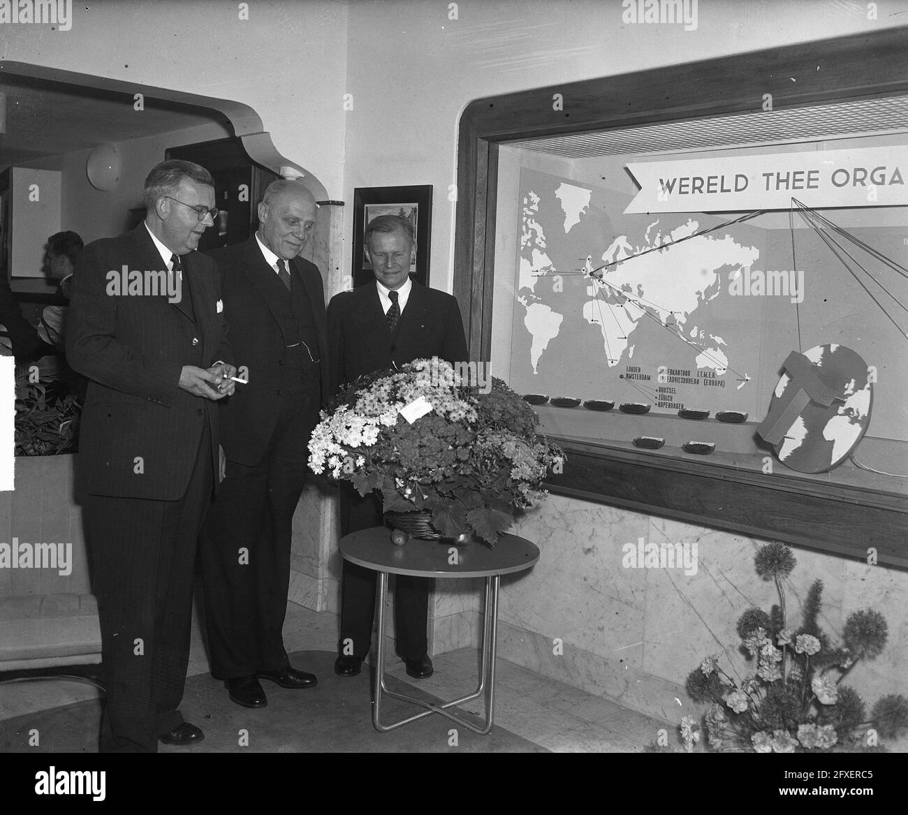 Ufficio di consulenza tè Europa, Singel 170/72, inaugurazione della nuova sala espositiva e così via, 29 maggio 1950, mostre, tè, I Paesi Bassi, foto agenzia stampa del XX secolo, notizie da ricordare, documentario, fotografia storica 1945-1990, storie visive, Storia umana del XX secolo, che cattura momenti nel tempo Foto Stock
