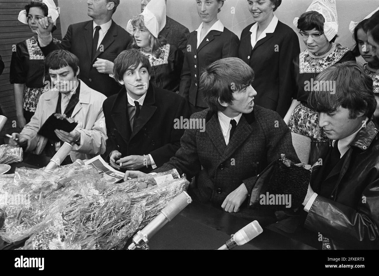 Arrivo dei Beatles all'aeroporto di Schiphol, i Beatles durante la conferenza stampa. Flrs Jimmy Nicolo, in sostituzione di Ringo Starr, Paul McCartney, George Harrison, John Lennon, 5 giugno, 1964, musica, conferenze stampa, gruppi pop, Paesi Bassi, foto agenzia stampa del xx secolo, notizie da ricordare, documentario, fotografia storica 1945-1990, storie visive, Storia umana del XX secolo, che cattura momenti nel tempo Foto Stock