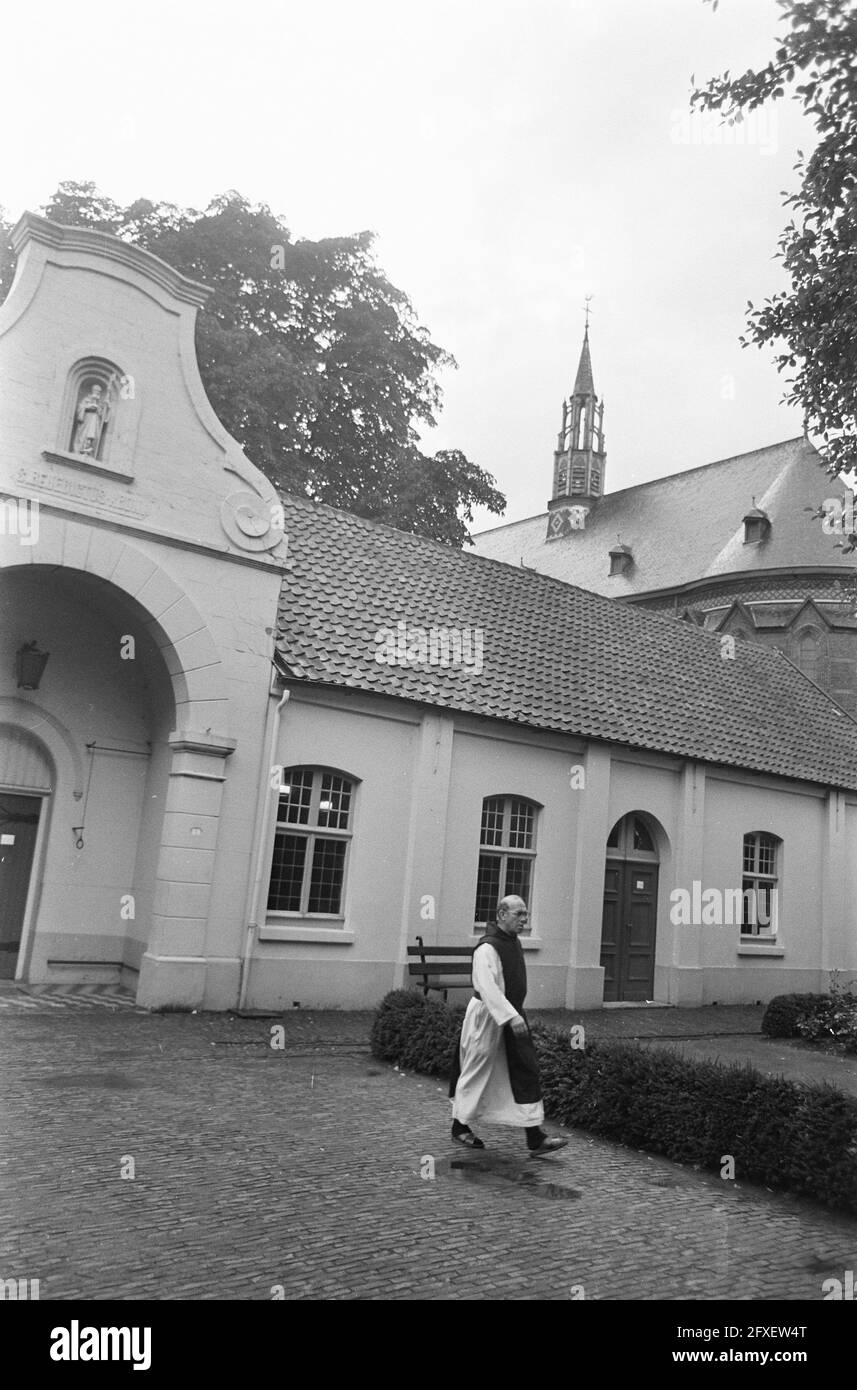 Porta d'ingresso dell'abbazia di San Benedetto De Achelse Kluis dei Padri cistercensi, 29 luglio 1968, abbazie, architettura, Edifici, Paesi Bassi, foto agenzia stampa del XX secolo, notizie da ricordare, documentario, fotografia storica 1945-1990, storie visive, Storia umana del XX secolo, che cattura momenti nel tempo Foto Stock