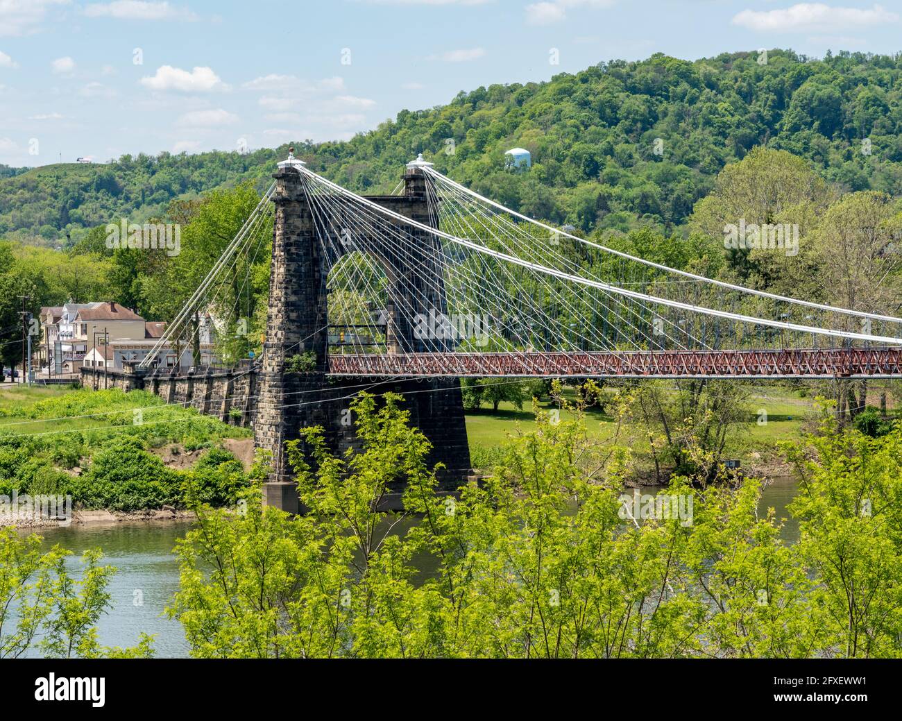 Struttura in pietra del vecchio ponte sospeso che porta il National Attraversa il fiume Ohio a Wheeling, West Virginia Foto Stock