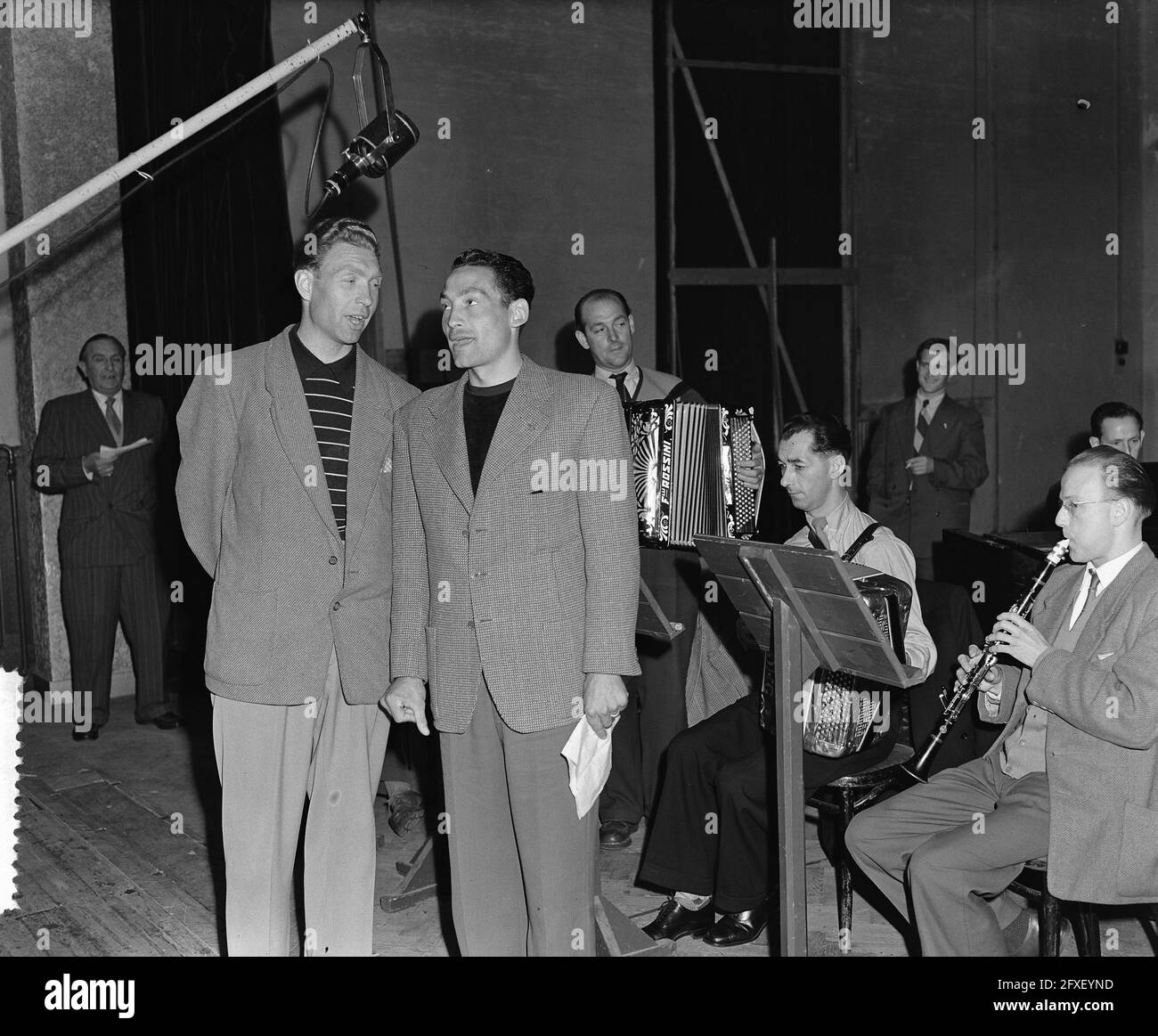 I piloti del Tour de France Henk Faanhof e Hein van Breenen cantano per i record della campagna piastrelle del Queen Wilhamina Fund, 2 luglio 1954, registrazioni musicali, ciclisti, I Paesi Bassi, foto agenzia stampa del XX secolo, notizie da ricordare, documentario, fotografia storica 1945-1990, storie visive, Storia umana del XX secolo, che cattura momenti nel tempo Foto Stock