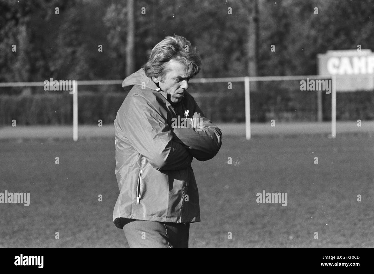 Formazione Ajax in connessione con la Coppa europea i partita contro Bayern Monaco, allenatore Leo Beenhakker durante la formazione, 3 novembre 1980, sport, allenatori, calcio, I Paesi Bassi, foto agenzia stampa del XX secolo, notizie da ricordare, documentario, fotografia storica 1945-1990, storie visive, Storia umana del XX secolo, che cattura momenti nel tempo Foto Stock