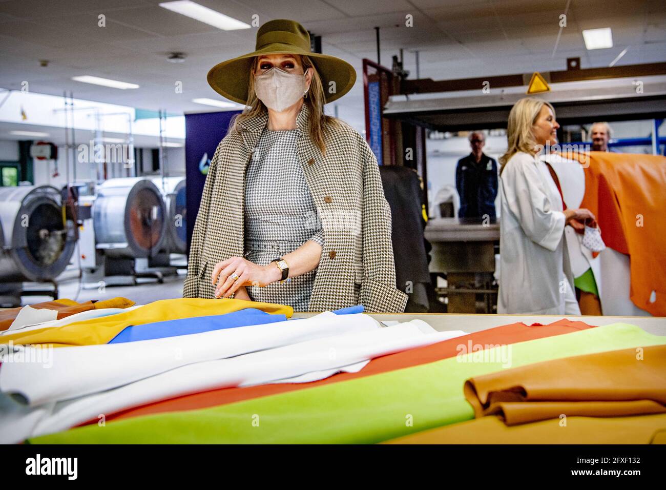 La regina Maxima dei Paesi Bassi visita la compagnia di famiglia Smit & Zoon il 26 maggio 2021 a Weesp, Paesi Bassi. SMIT & Zoon si è specializzata da 200 anni in prodotti per la lavorazione del cuoio. Foto di Robin Utrecht/ABACAPRESS.COM Foto Stock