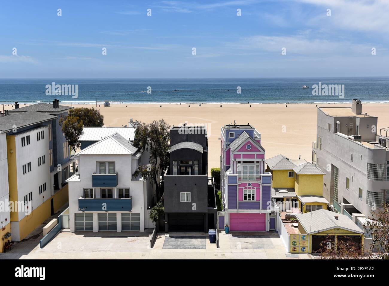 SANTA MONICA, CALIFORNIA - 25 MAGGIO 2021: Case sulla Pacific Coast Highway con la spiaggia sullo sfondo. Foto Stock