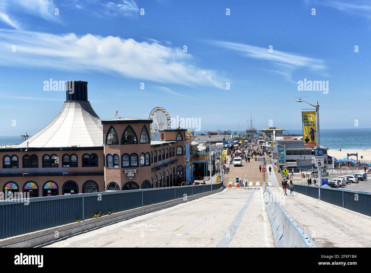 SANTA MONICA, CALIFORNIA - 25 MAGGIO 2021: Lo storico molo con l'edificio Merry-go-Round, i ristoranti e le giostre del Pacific Park. Foto Stock