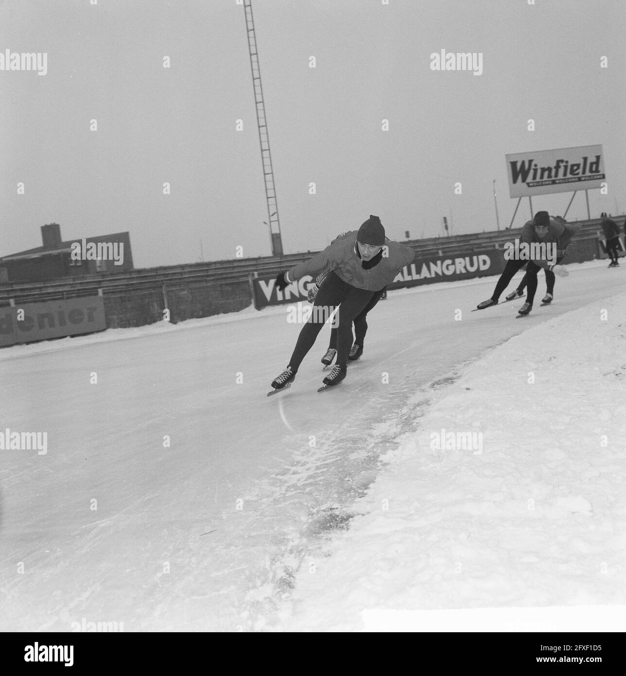 Formazione del core team olandese sulla pista di pattinaggio su ghiaccio Deventer. Henk van der Grift, 12 dicembre 1963, pattinaggio, sport, I Paesi Bassi, foto agenzia stampa del XX secolo, notizie da ricordare, documentario, fotografia storica 1945-1990, storie visive, Storia umana del XX secolo, che cattura momenti nel tempo Foto Stock