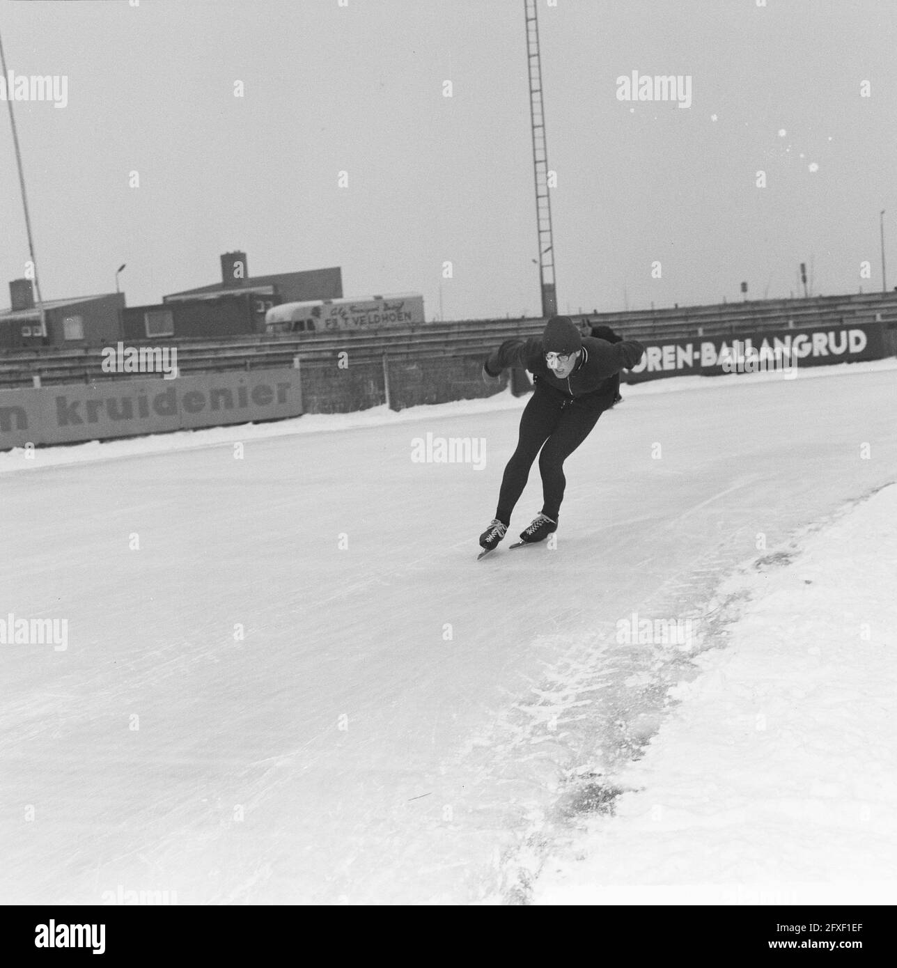 Formazione del core team olandese sulla pista di pattinaggio su ghiaccio Deventer. Piet Kieviet, 12 dicembre 1963, pattinaggio, sport, I Paesi Bassi, foto agenzia stampa del XX secolo, notizie da ricordare, documentario, fotografia storica 1945-1990, storie visive, Storia umana del XX secolo, che cattura momenti nel tempo Foto Stock