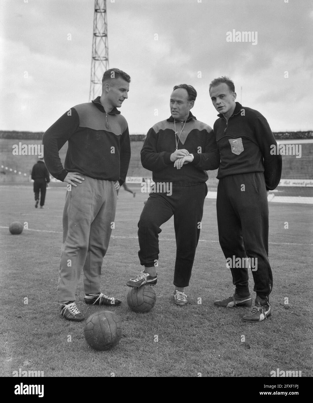 Formazione nazionale olandese a Den Bosch . Elek Schwarz con Ouderland (r.) e Hans de Koning, 9 maggio 1961, undici, Paesi Bassi, foto agenzia stampa del xx secolo, notizie da ricordare, documentario, fotografia storica 1945-1990, storie visive, Storia umana del XX secolo, che cattura momenti nel tempo Foto Stock