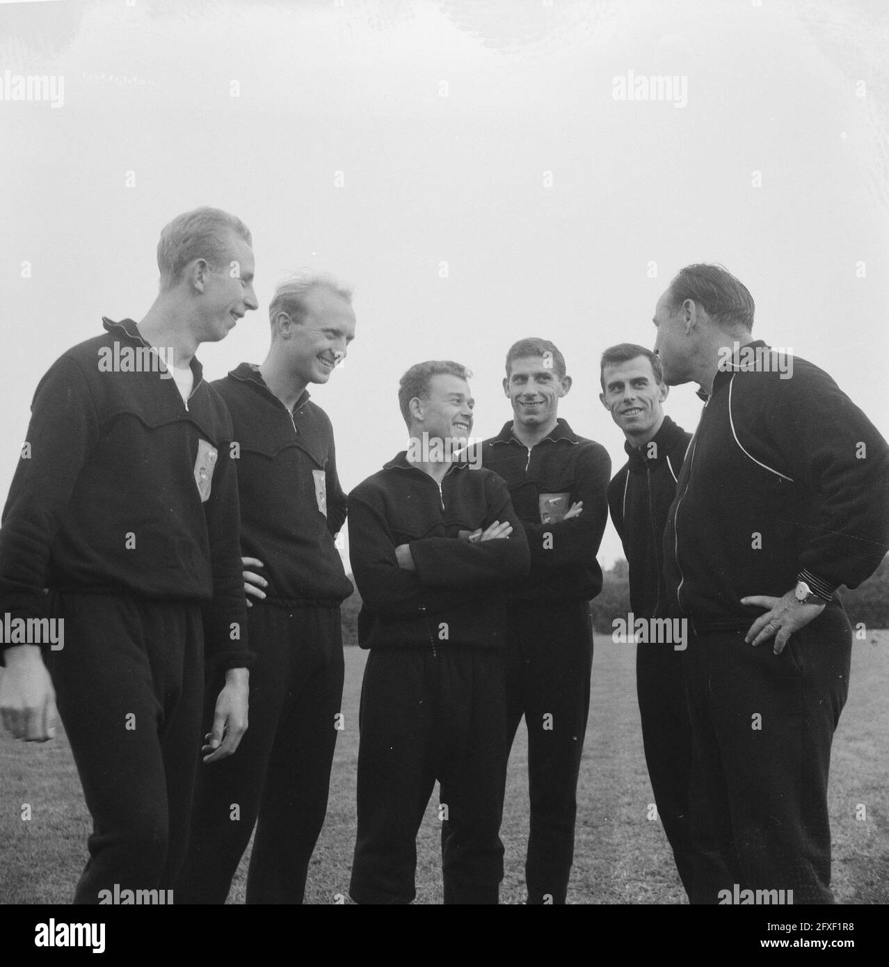 Formazione nazionale olandese a Den Bosch, da sinistra a destra H. Groot, P. Kruiver, P. van de Kuil, C. van de Gijp C. Moelijn e Schwartz, 29 settembre 1960, sport, calcio, I Paesi Bassi, foto agenzia stampa del XX secolo, notizie da ricordare, documentario, fotografia storica 1945-1990, storie visive, Storia umana del XX secolo, che cattura momenti nel tempo Foto Stock