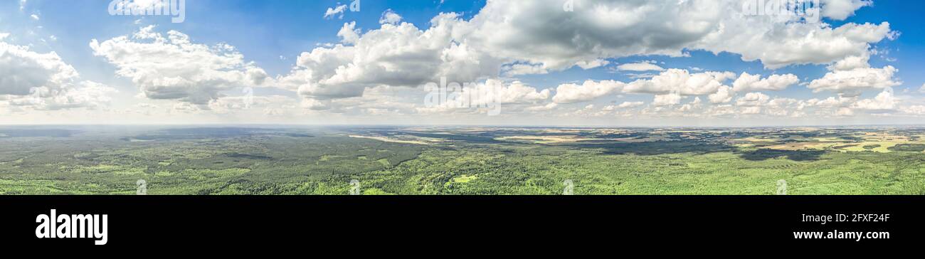 paesaggio di campagna nella soleggiata giornata estiva sotto il cielo blu nuvoloso. foto aerea panoramica Foto Stock