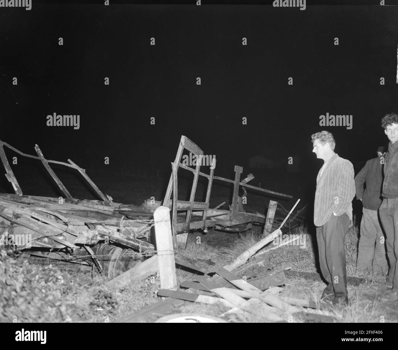 Incidente ferroviario causato dall'esplosione di gas al passaggio di livello tra Leende e Sterksel (Brabante Nord), 8 ottobre 1963, esplosioni di gas, incidenti ferroviari, I Paesi Bassi, foto agenzia stampa del XX secolo, notizie da ricordare, documentario, fotografia storica 1945-1990, storie visive, Storia umana del XX secolo, che cattura momenti nel tempo Foto Stock