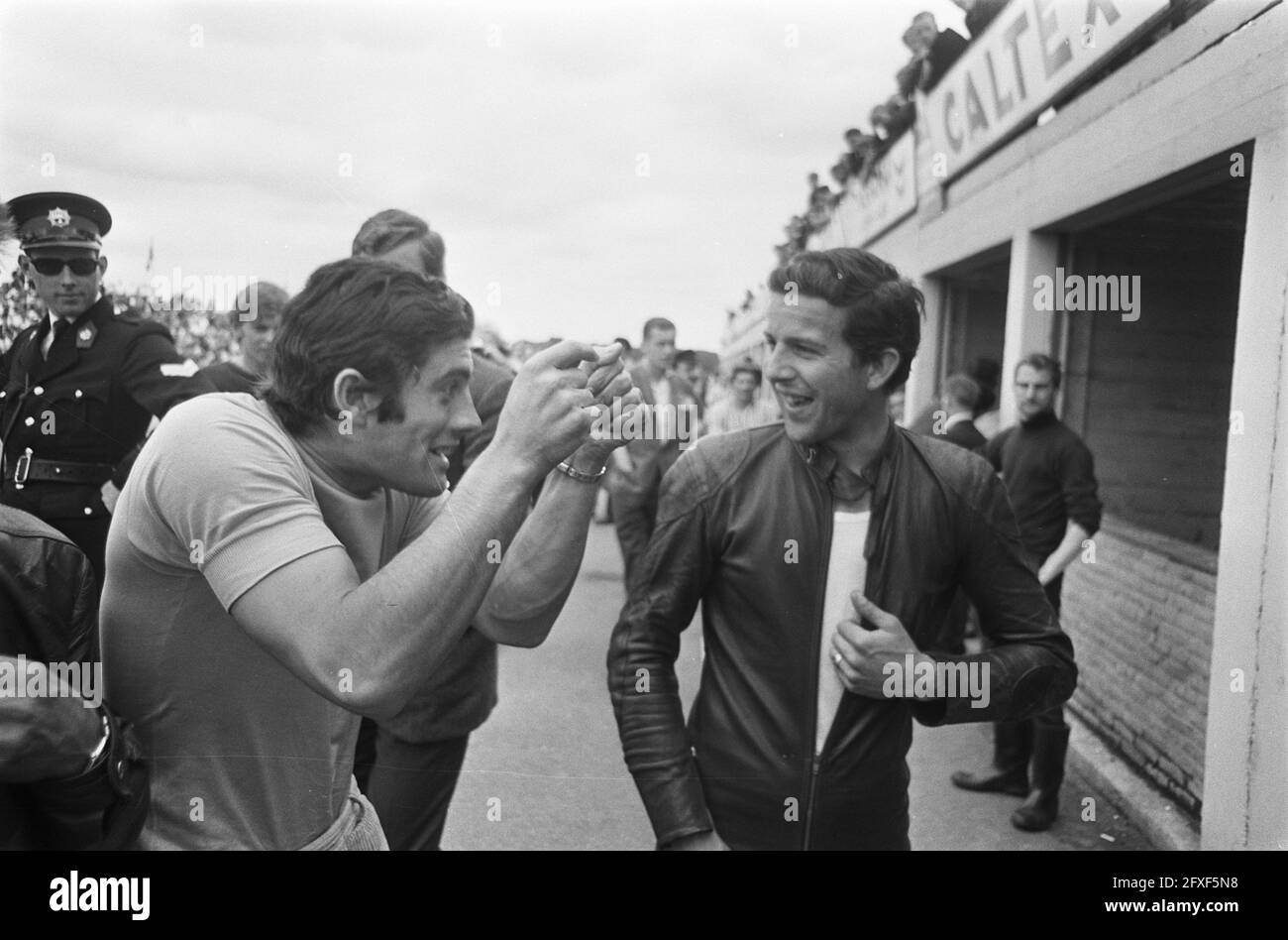 TT Assen. Left Agostini, Right Phil Read, 2 luglio 1968, Paesi Bassi, foto agenzia stampa del xx secolo, notizie da ricordare, documentario, fotografia storica 1945-1990, storie visive, Storia umana del XX secolo, che cattura momenti nel tempo Foto Stock