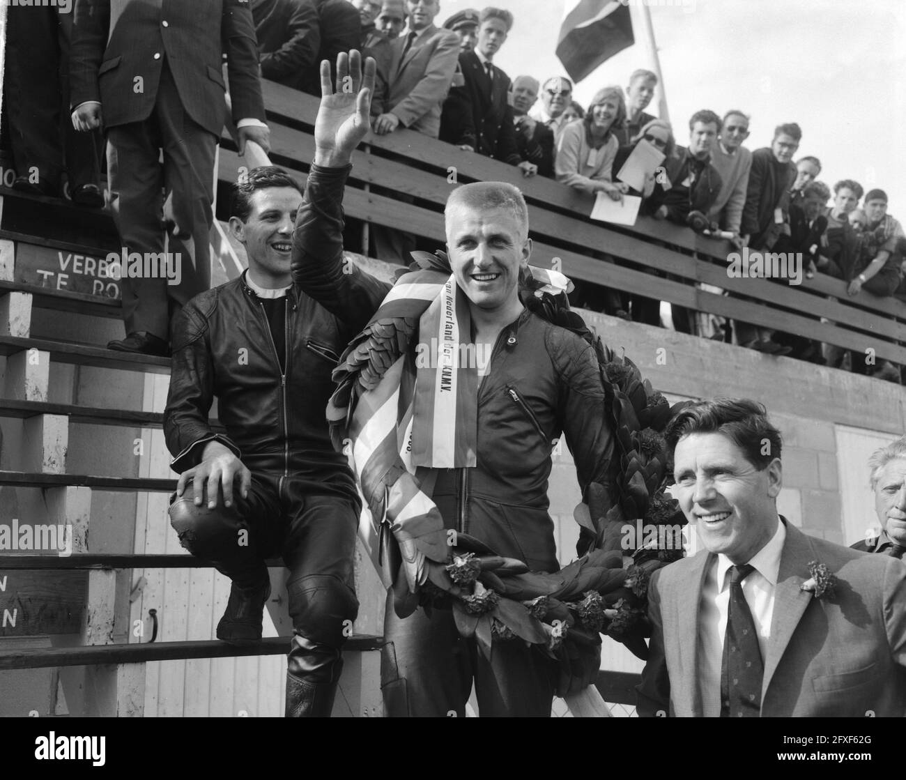 TT ad Assen. La classe sidecar. John Hartle con corona, 29 giugno 1963, motorsport, vincitori, I Paesi Bassi, foto agenzia stampa del XX secolo, notizie da ricordare, documentario, fotografia storica 1945-1990, storie visive, Storia umana del XX secolo, che cattura momenti nel tempo Foto Stock