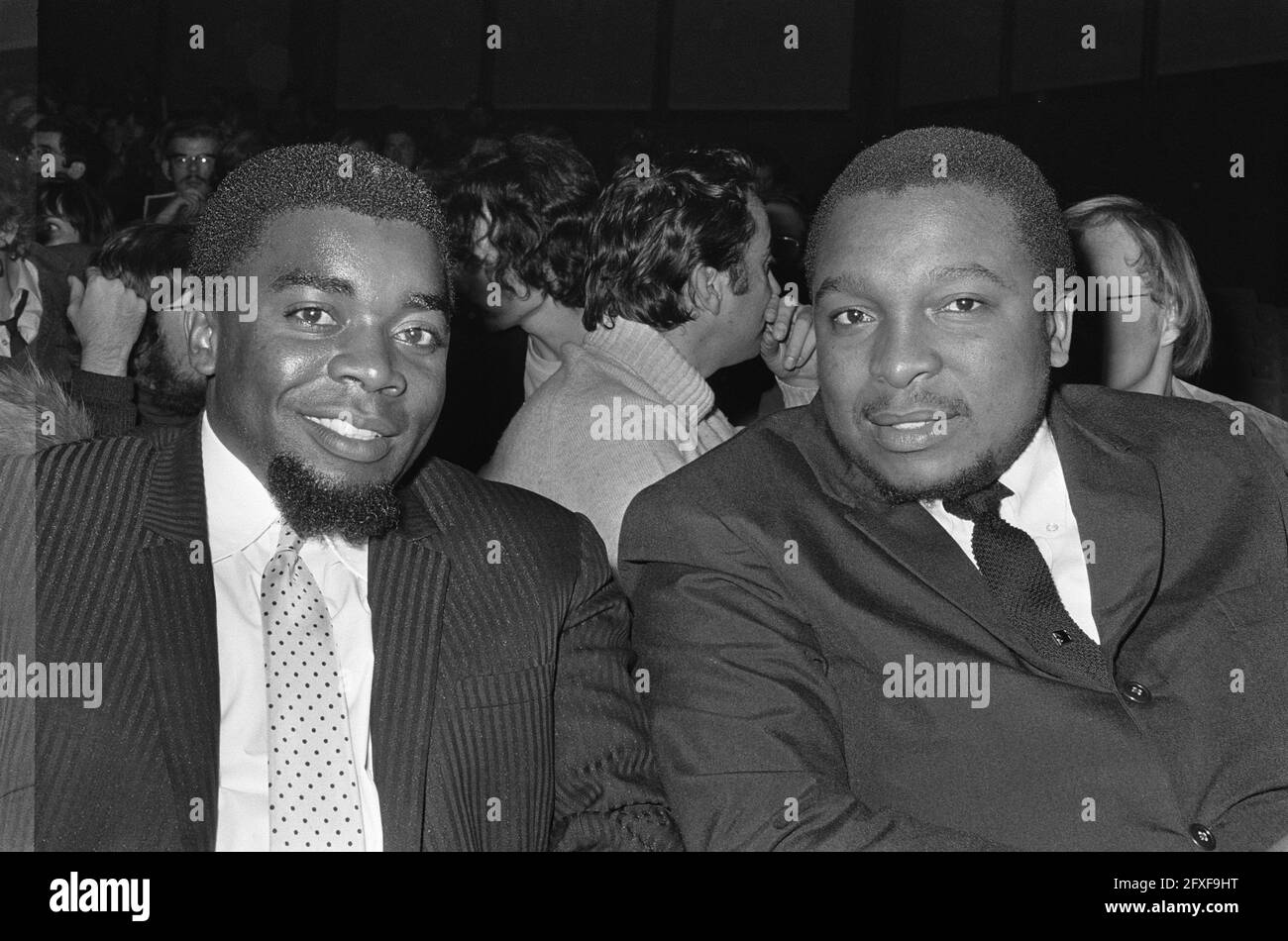 Due giorni al Congresso anti-NATO a RAI Amsterdam. Jorge Sangumba (movimento di Liberazione angolana unita e David Sibeko destro (Cngress panafricano. Z Africa), 21 novembre 1969, congressi, Paesi Bassi, foto agenzia stampa del xx secolo, notizie da ricordare, documentario, fotografia storica 1945-1990, storie visive, Storia umana del XX secolo, che cattura momenti nel tempo Foto Stock