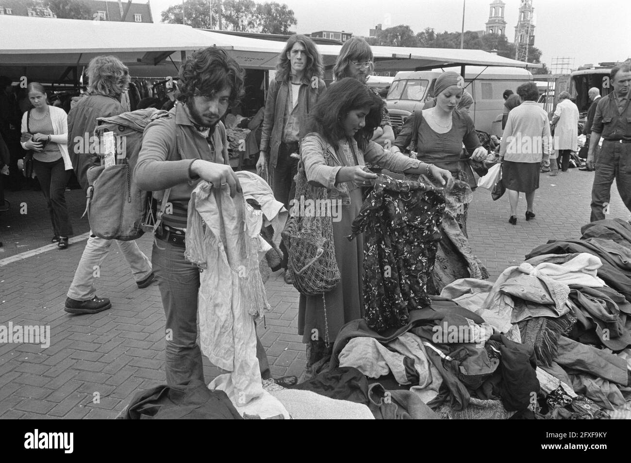 Vestiti di seconda mano su Waterlooplein, giovani alla ricerca di vestiti, 2 agosto 1972, ABBIGLIAMENTO, Paesi Bassi, foto agenzia stampa del xx secolo, notizie da ricordare, documentario, fotografia storica 1945-1990, storie visive, Storia umana del XX secolo, che cattura momenti nel tempo Foto Stock