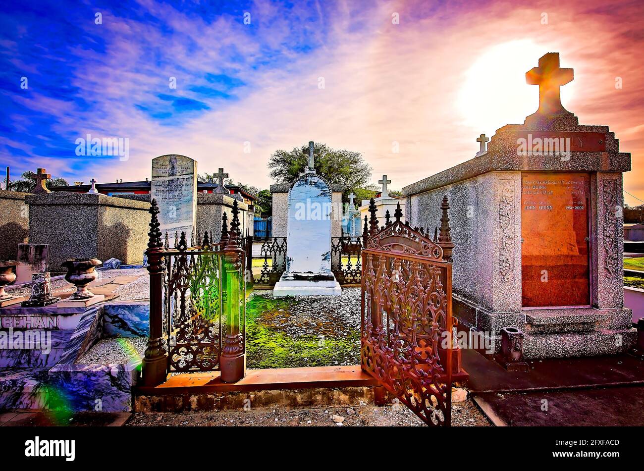 Tombe sopra terra e tombe di famiglia sono raffigurate al St. Patrick Cemetery No. 2, 14 novembre 2015, a New Orleans, Louisiana. Foto Stock