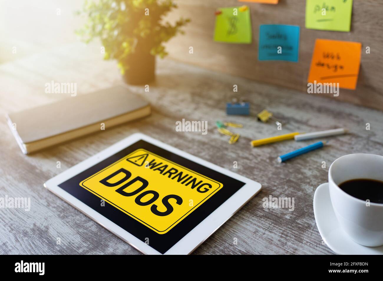 Messaggio di rilevamento degli attacchi DDoS. Virus e hacking. Sicurezza informatica e concetto Internet. Foto Stock