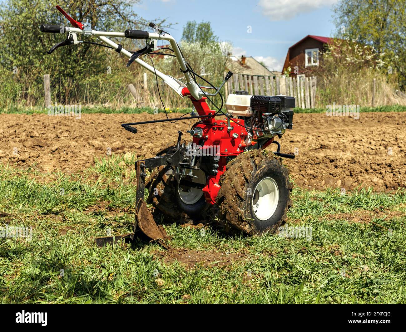 Il motocoltivatore con aratro montato è predisposto per l'aratura del  terreno Foto stock - Alamy