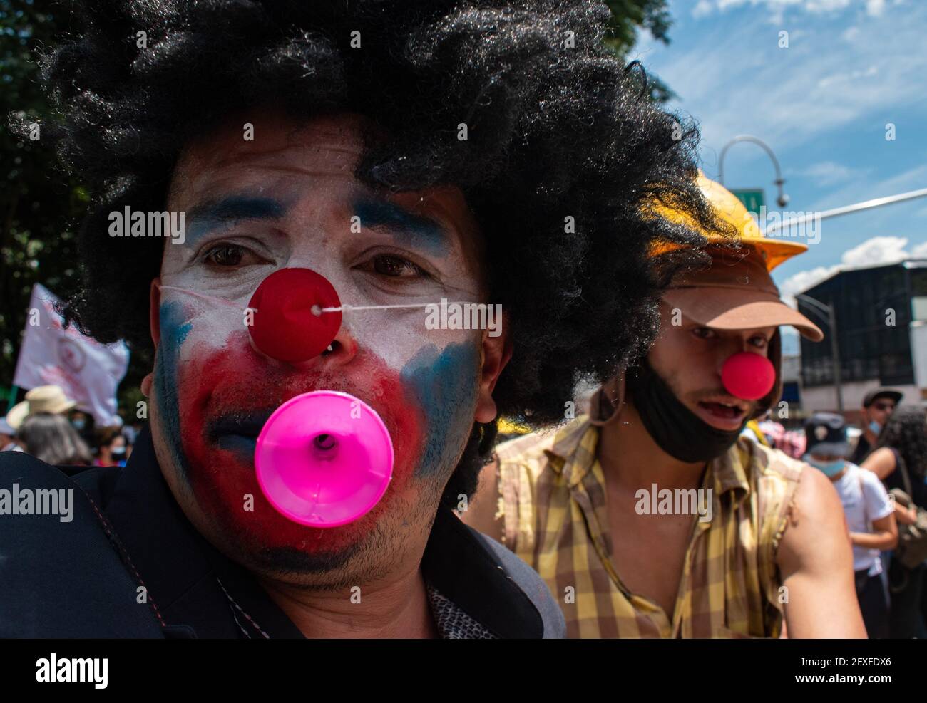 Medellin, Antioquia, Colombia. 26 Maggio 2021. Due manifestanti indossano clown trucco e naso rossi in una dimostrazione di arti dello spettacolo come artisti e dimostranti protestato contro il governo del presidente Ivan Duque Marquez e l'abuso di forza da parte della polizia che porta ad almeno 40 morti in tutto il paese dall'inizio delle proteste a livello nazionale anti-governo. A Medellin, Colombia il 26 maggio 2021. Credit: Meyer Juana/LongVisual/ZUMA Wire/Alamy Live News Foto Stock