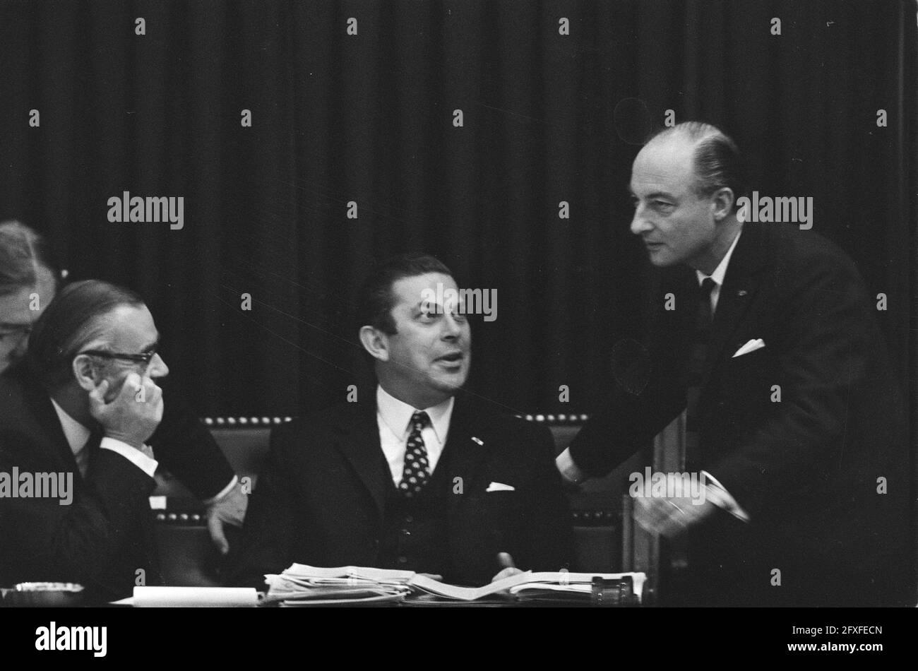 Camera dei rappresentanti, risposta del governo dopo i dibattiti di ieri sulle considerazioni generali; da sinistra a destra Mellema, Biesheuvel, Schmelzer, 15 ottobre 1970, Politica, Paesi Bassi, foto agenzia stampa del XX secolo, notizie da ricordare, documentario, fotografia storica 1945-1990, storie visive, Storia umana del XX secolo, che cattura momenti nel tempo Foto Stock