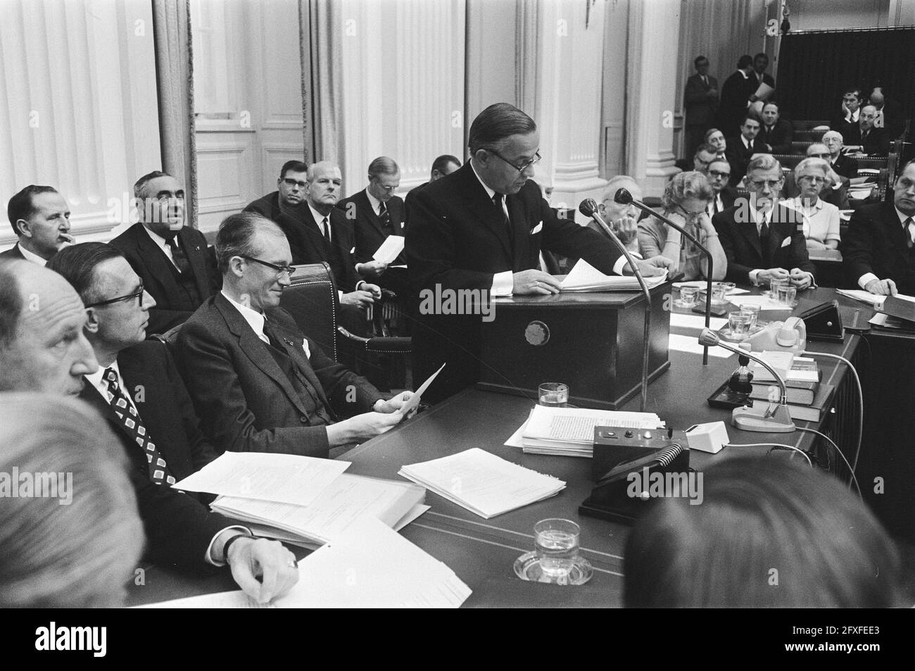 Camera dei rappresentanti, risposta del governo dopo i dibattiti di ieri sulle considerazioni generali; tavolo del governo, 15 ottobre 1970, politica, I Paesi Bassi, foto agenzia stampa del XX secolo, notizie da ricordare, documentario, fotografia storica 1945-1990, storie visive, Storia umana del XX secolo, che cattura momenti nel tempo Foto Stock