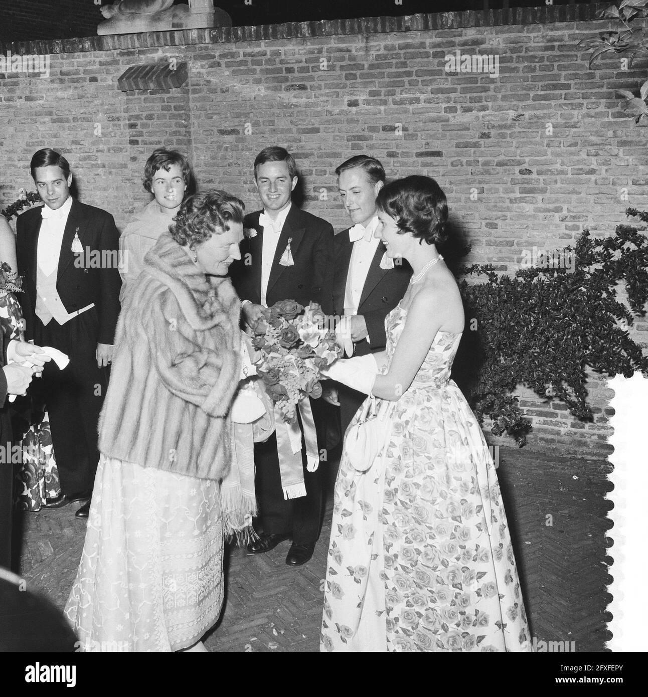 Regina e principesse al gala esecuzione la vera Storia del Dottor Faustus, 21 giugno 1960, spettacoli di gala, regine, I Paesi Bassi, foto agenzia stampa del XX secolo, notizie da ricordare, documentario, fotografia storica 1945-1990, storie visive, Storia umana del XX secolo, che cattura momenti nel tempo Foto Stock